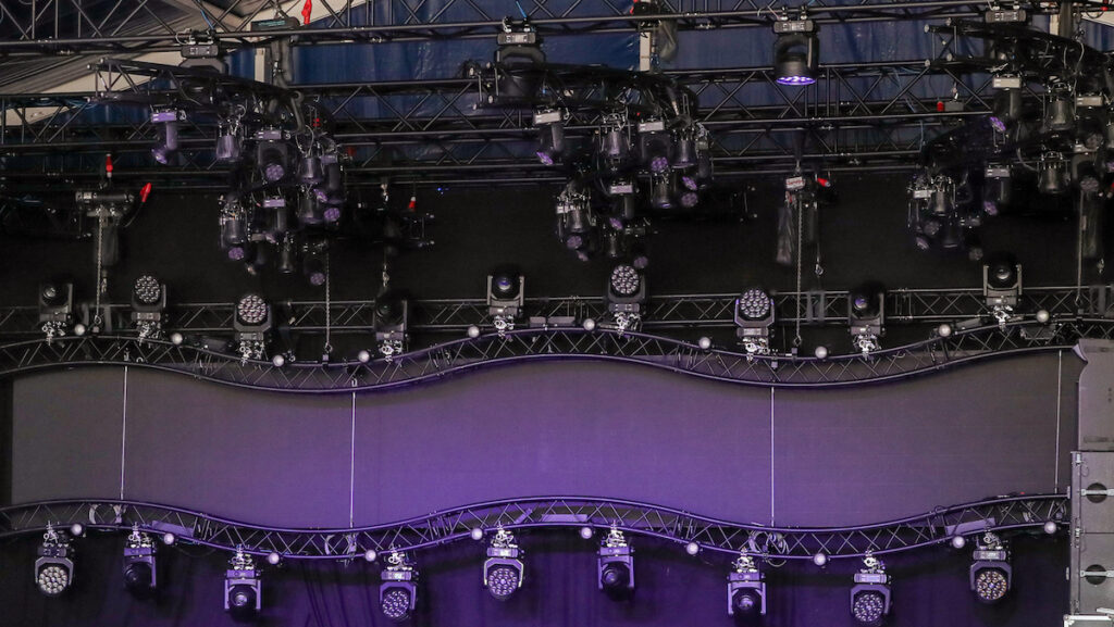 Mobiel huren Truss podium Belgie Nederland gemeente podium kermis festival wielerronde PFL Mobile Stage Solutions1